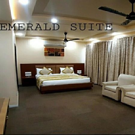 The Emerald Club ,Rajkot Esterno foto