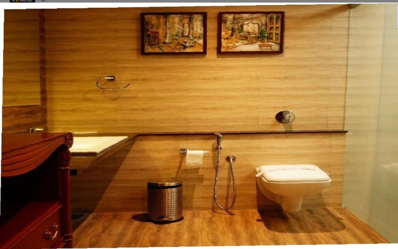 The Emerald Club ,Rajkot Esterno foto