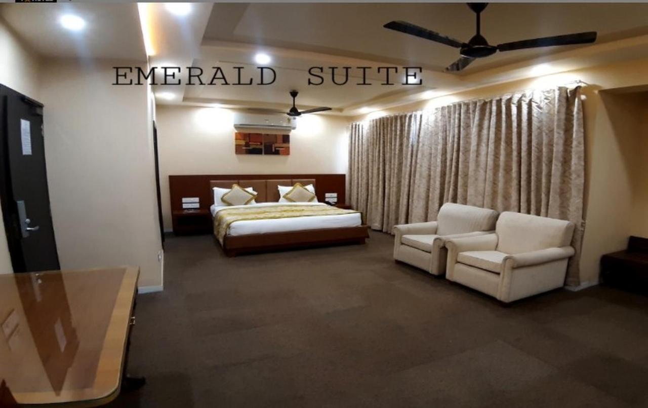 The Emerald Club ,Rajkot Esterno foto
