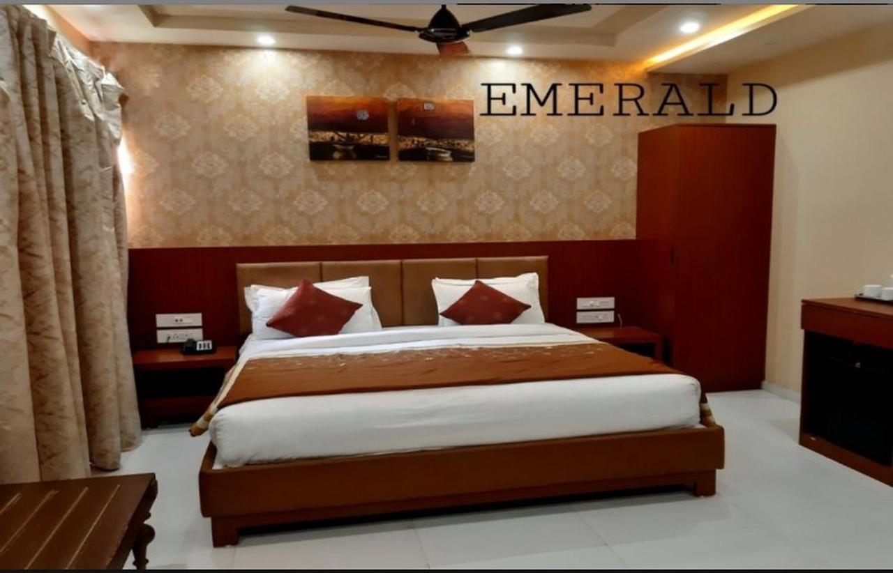 The Emerald Club ,Rajkot Esterno foto
