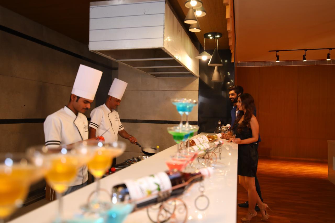 The Emerald Club ,Rajkot Esterno foto